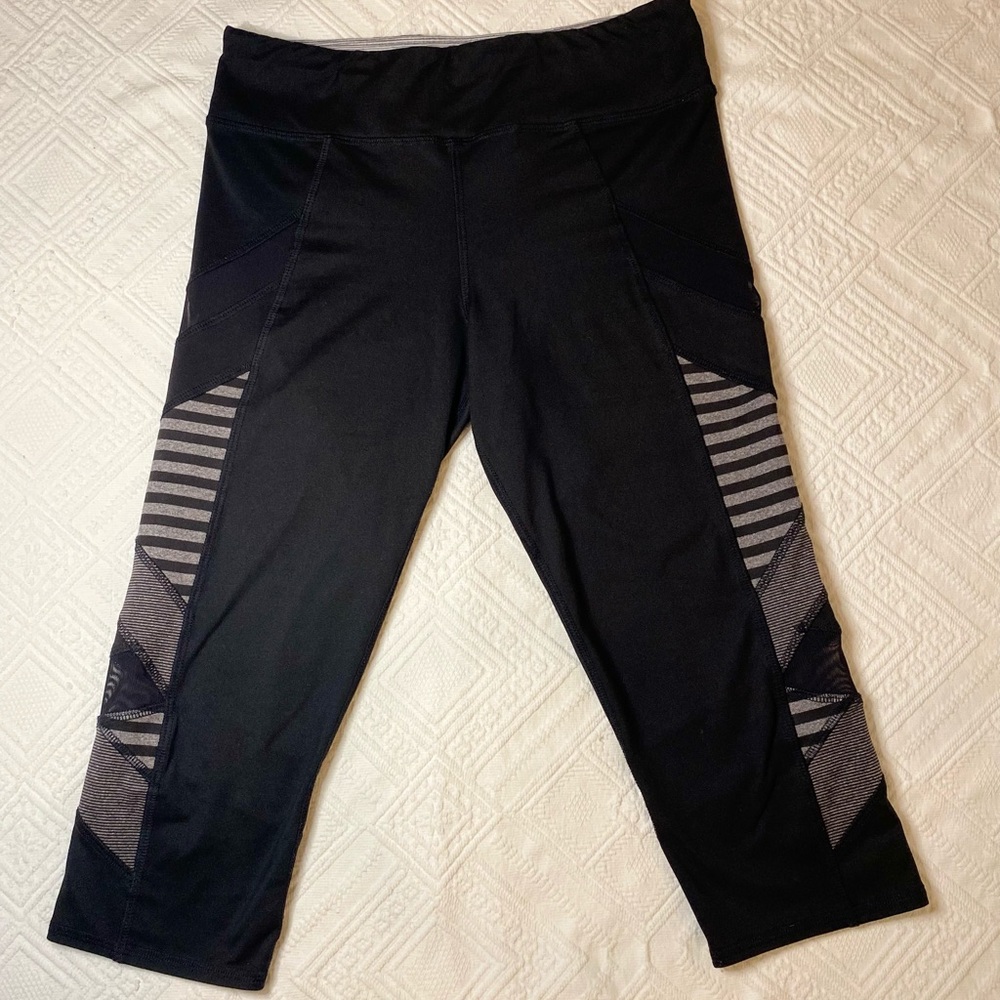 Splendid Black Capri Yoga Athletic Leggings